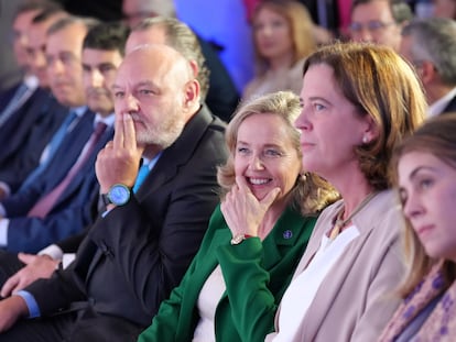 Desde la izquierda, José María Méndez, director general de CECA, la vicepresidenta primera del Gobierno, Nadia Calviño, Alejandra Kindelán, presidenta de la AEB, y Cristina Freijanes, secretaria general de UNACC, el 14 de septiembre en Santiago de Compostela.