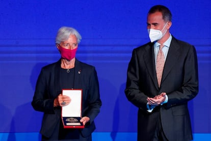 Felipe VI entregó, en la cumbre internacional de juristas, la medalla de honor Ruth Bader Ginsburg a ocho juristas, entre ellas a la presidenta del BCE, Christine Largarde, por promover la igualdad de género.