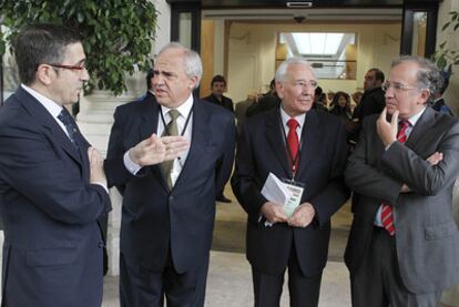 Patxi López (primero por la izquierda) conversa antes del inicio de la sesión de ayer del Foro de Biarritz con el ex presidente colombiano Ernesto Samper, en presencia del alcalde de Biarritz, Didier Borotra, y del secretario general de Acción Exterior, Guillermo Echenique.