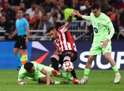 Berenguer, en pugna con Gavi y Casadó en la pasada semifinal de la Supercopa de España. 