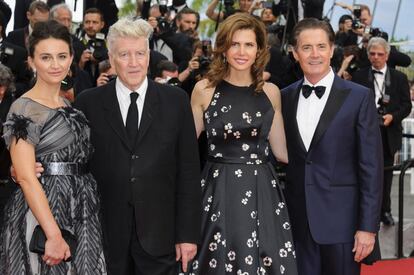 Emily Stofle (i), el director David Lynch, Desiree Gruber, y el actor Kyle MacLachlan (d), posan a su llegada a Cannes para ver 'Twin Peaks'.