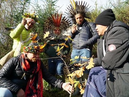 Un grupo de indígenas de Brasil y Mesoamérica planta un pequeño roble en la comunidad Kilfanan en Escocia.