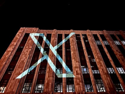 La nueva imagen de Twitter, reflejada en la fachada de su sede central en San Francisco