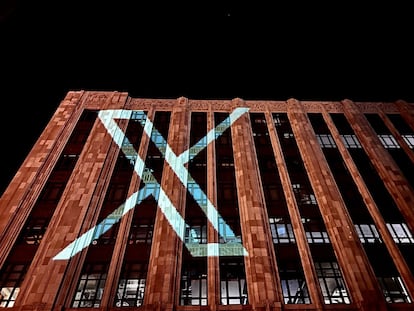 La nueva imagen de Twitter, reflejada en la fachada de su sede central en San Francisco.