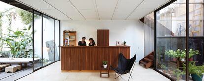 Los arquitectos Nicolás Tovo y Teresa Sarmiento,
en la cocina de su casa, abierta al comedor y al salón y situada entre el jardín y el patio de la vivienda. 