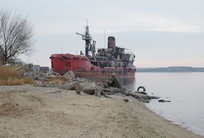 Un buque varado en la playa de Mariupol, el pasado 15 de noviembre. 