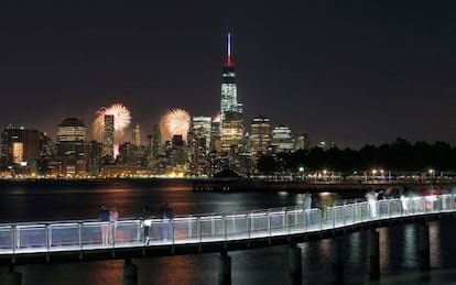 Los fuegos artificiales del 4 de julio en Nueva York, que anualmente organizan los almacenes Macy's, vistos desde Hoboken, Nueva Jersey, en 2014.