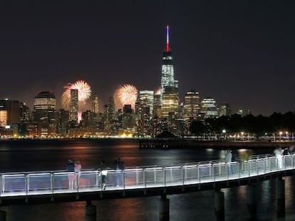 Los fuegos artificiales del 4 de julio en Nueva York, que anualmente organizan los almacenes Macy's, vistos desde Hoboken, Nueva Jersey, en 2014.