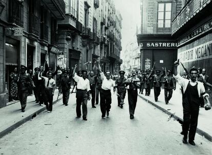 Milicianos en la calle Ample durante la revolución de julio de 1936.