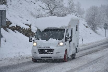 Una furgoneta circula con dificultad por una carretera nevada, en Huesca, Aragón.