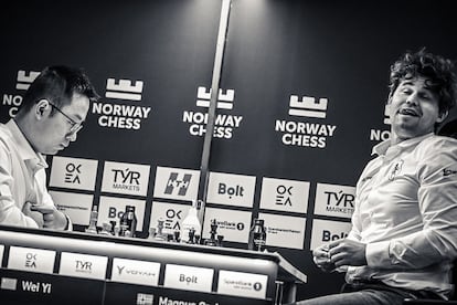 Carlsen, tras cometer un error muy grave ante Yi Wei este martes en Stavanger (Noruega)