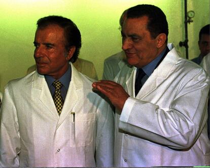El presidente argentino, Carlos Menem ( i) y el presidente egipcio, Hosni Mubarak, en un central nuclear en Inshas, al norte del Cairo, en febrero de 1997.