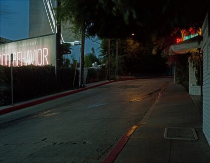 Una exposición en el festival de fotografía de Arlés muestra las desoladoras imágenes de los lugares donde murieron en accidente de tráfico grandes figuras de la cultura y el arte del siglo XX. Esta calle de Los Ángeles es donde murió el fotógrafo Helmut Newton en 2004.