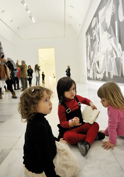 Este año 2011 se han conmemorado los 30 años de la llegada del 'Guernica' a España (el 30 de septiembre de 1981). Al Museo Reina Sofía, que todavía no existía entonces, llegó en 1992. El cuadro mide 3,49 metros de alto por 7,76 metros de ancho y Picasso lo pintó en París en 1937.