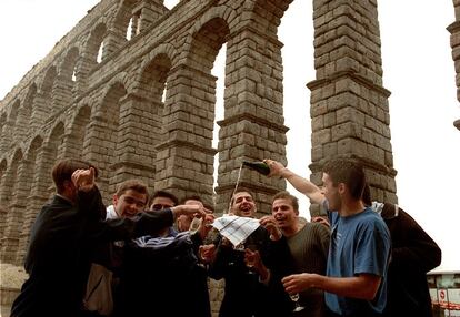 Un grupo de jóvenes celebra el primer premio, junto al Acueducto de Segovia el 22 de diciembre de 2000. el número de la suerte fue el 49.740. 