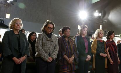 La Reina doña Letizia en el acto anual de la Fundación Mujeres por África celebrado en Madrid, donde también se ha recordado a las víctimas de los atentados de París. De izquierda a derecha, la alcaldesa de Madrid, Manuela Carmena; la secretaria general de la SEGIB, Rebeca Grynspan; la presidenta de Liberia,Ellen Johnson-Sirleaf; doña Letizia, la exvicepresidenta del Gobierno, María Teresa Fernández de la Vega, y la presidenta del Banco de Santander, Ana Patricia Botín.