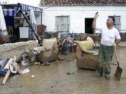 Un vecino de Rincón de la Victoria limpia su casa tras las inundaciones.