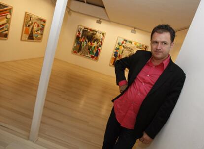 El artista Abraham Lacalle en su exposición en la galería Alfredo Viñas de Málaga.