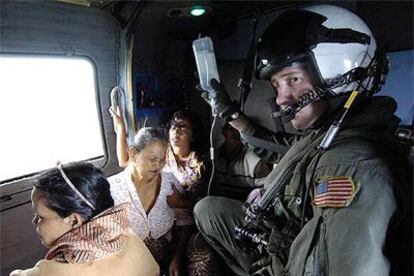 Mujeres indonesias son transportadas por un helicóptero militar estadounidense a Aceh para recibir atención médica.