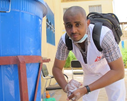 El doctor Moussa Souley Abil Abass se lava las manos en las oficinas de MSF de Niamey.
