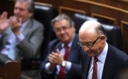 El ministro de Hacienda, Crist&oacute;bal Montoro, recibe los aplausos tras su intervenci&oacute;n en el Congreso.