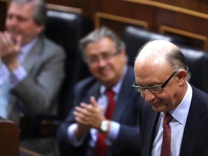 El ministro de Hacienda, Crist&oacute;bal Montoro, recibe los aplausos tras su intervenci&oacute;n en el Congreso.