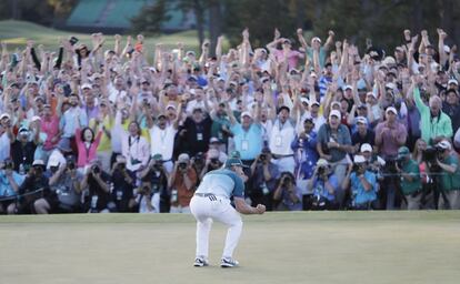 García en el momento de hacer su 'birdie' en el hoyo 18 que le ha dado la victoria. Sergio García y Justin Rose convirtieron la última ronda del Masters en un cuerpo a cuerpo sin piedad que solo se resolvió en el último golpe, en el último 'green'.