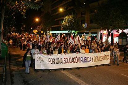 Pancarta de cabecera de la marcha que discurrió ayer por las calles de Córdoba en defensa de la educación pública.