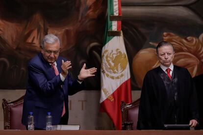 El presidente López Obrador aplaude a Arturo Zaldívar durante su último informe como Ministro Presidente de la SCJN, en Ciudad de México, en diciembre de 2022.