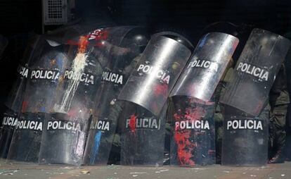 Polic&iacute;as antidisturbios en Bogot&aacute;.