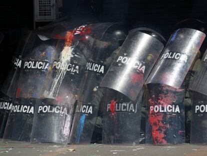 Polic&iacute;as antidisturbios en Bogot&aacute;.