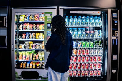 Una joven contempla dos máquinas de ‘vending’ llenas de bebidas azucaradas y energéticas, este lunes.