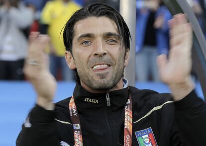 El mítico portero italiano Gianluigi Buffon aplaude a su selección después de cantar el himno. Buffón verá la acción desde la barrera, debido a una lesión