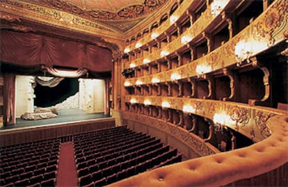 Vista desde un palco del escenario y patio de butacas del Teatro Nacional São Carlos de Lisboa.