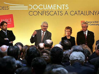Ernest Benach, Pasqual Maragall, Caterina Mieras y Joan Clos, durante la inauguración de la exposición en el Palau Moja de Barcelona.