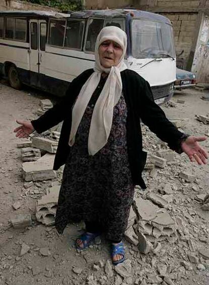 Una mujer palestina se lamenta cerca de su casa en el campo de refugiados de Naher el Bared.