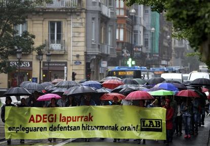 Manifestación convocada este miércoles por el sindicato LAB en San Sebastián.