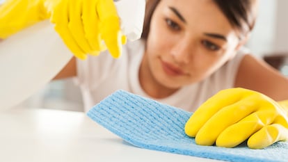 Una mujer limpiando una encimera