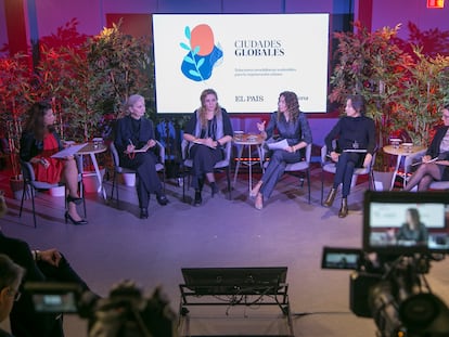 Desde la izquierda, Marta González (SER Madrid) Mercedes Díez. (CREAS Regeneración Urbana), Eugenia del Río (COAM), Teresa Joven (Acciona), Asunción Rodríguez (Agrega), Alicia Regodón (UNOPS),