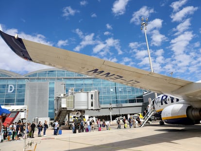 Un avión de Ryanair en el aeropuerto de Alicante.