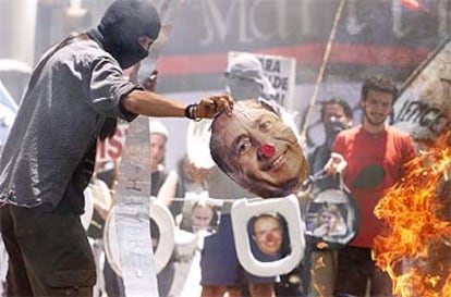 Un manifestante se dispone a quemar un retrato del presidente Duhalde ayer en Buenos Aires.