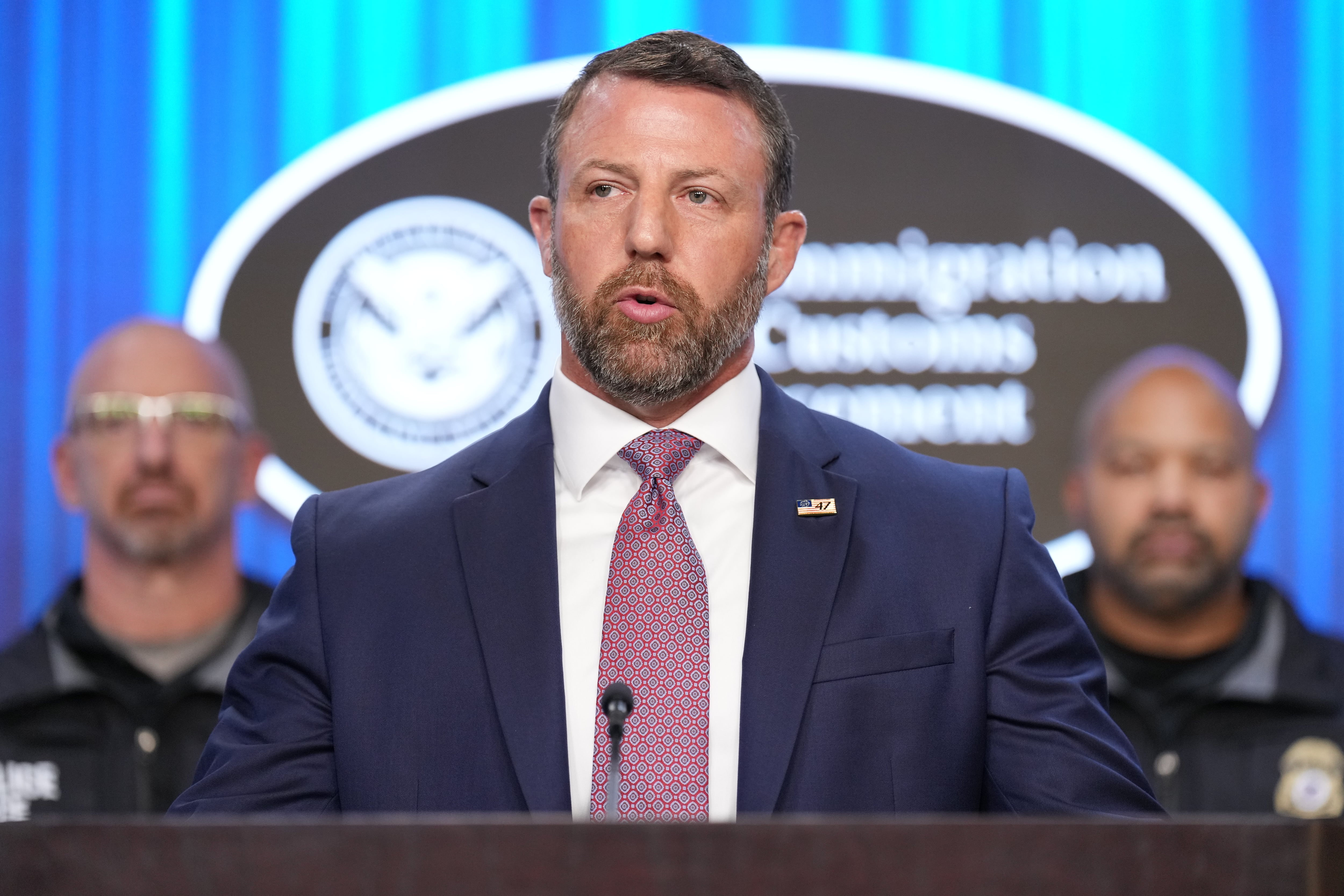 Mullin justifica los disparos de ICE a un migrante en Nueva York por sus antecedentes