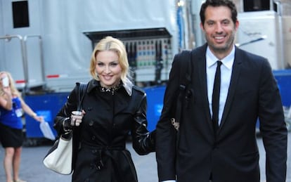 Madonna y Guy Oseari pasean por una calle de La Vegas. 