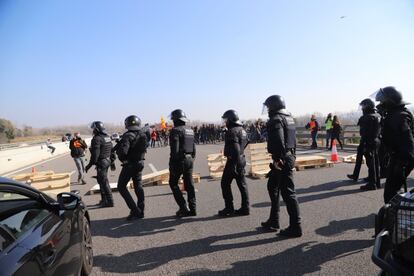 Activistas independentistas cortan la autopista AP-7, a la altura de Medinyà (Girona)
