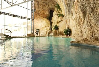 BALNEARIO SICILIA (JARABA, ZARAGOZA). Sus aguas termales proceden del interior de la tierra; ahí reside todo su poder curativo. De propiedades diuréticas, beberlas es beneficioso para quienes hacen dieta o sufren hipertensión. También para disfrutarlas en su spa, como parte de sus tratamientos de hidroterapia o en la formulación de sus cosméticos. ¿Lo más singular de este balneario? Su espectacular piscina construida en el interior de una cueva natural, con salida a cielo abierto. ¡Sumergirnos en sus aguas termales es la mejor fórmula para cargarnos de energía! Y si viaja con niños, hay propuestas wellness diseñadas en exclusiva para ellos. www.balneariosicilia.com