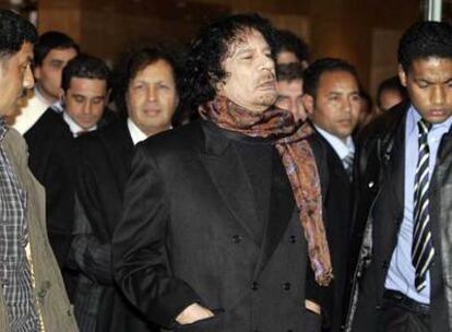 Gaddafi sale de un hotel de Málaga rodeado de guardaespaldas.