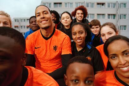 Las nuevas equipaciones de fútbol de Nike están hechas con poliéster reciclado, un tejido con el que la firma evita que 1 billón de botellas de plástico acabe cada año en la basura.