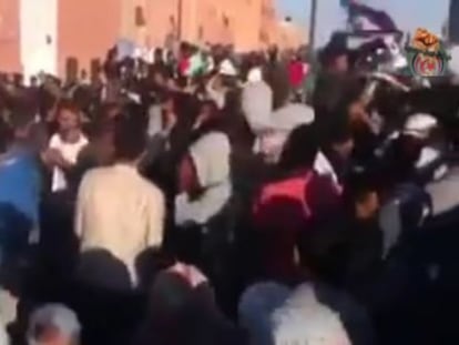 Cientos de saharauis se dan cita junto a la avenida Smara, en un fotograma de un vídeo grabado por uno de los asistentes.