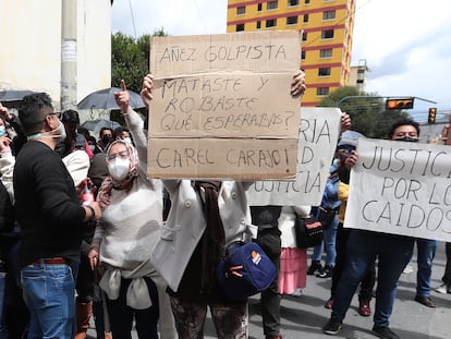 Manifestantes afines al Gobierno protestan para impedir que Áñez sea trasladada a un hospital.