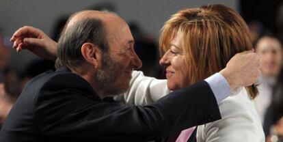 Alfredo Pérez Rubalcaba abraza a su <i>número dos,</i> Elena Valenciano, la mujer con más poder en la historia del PSOE.